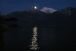 La luna si specchia sulle acque del lago